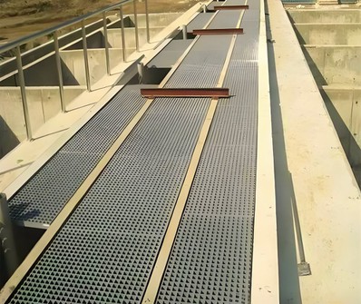 FRP grating industrial walkway installation with anti-slip surface in petrochemical plant FRP grating industrial walkway installation with anti-slip surface in petrochemical plant